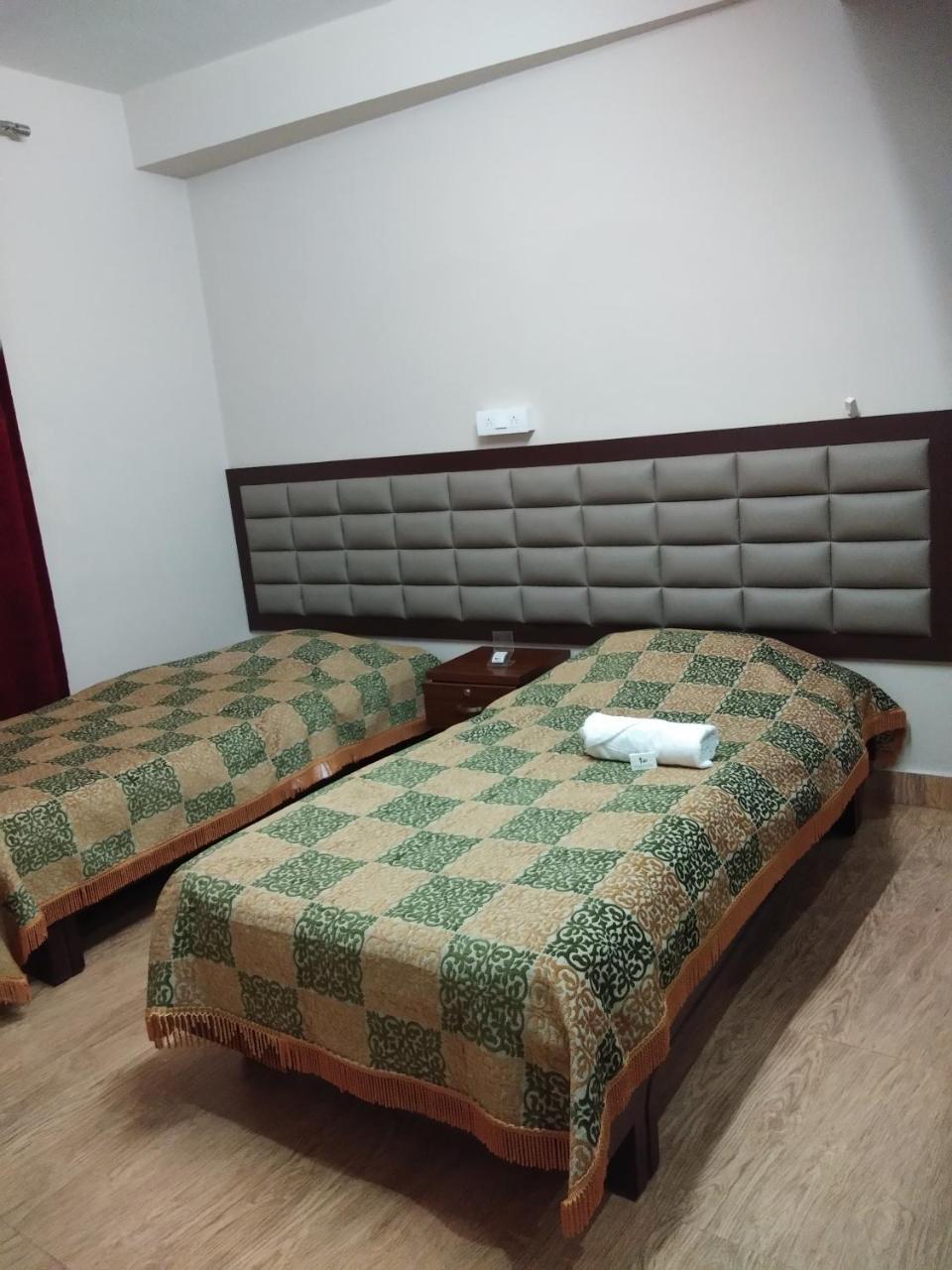 Hotel Pine Kohima Kamer foto