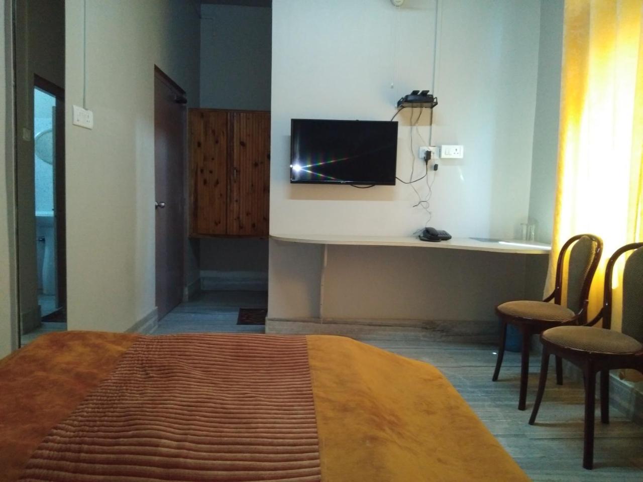 Hotel Pine Kohima Buitenkant foto