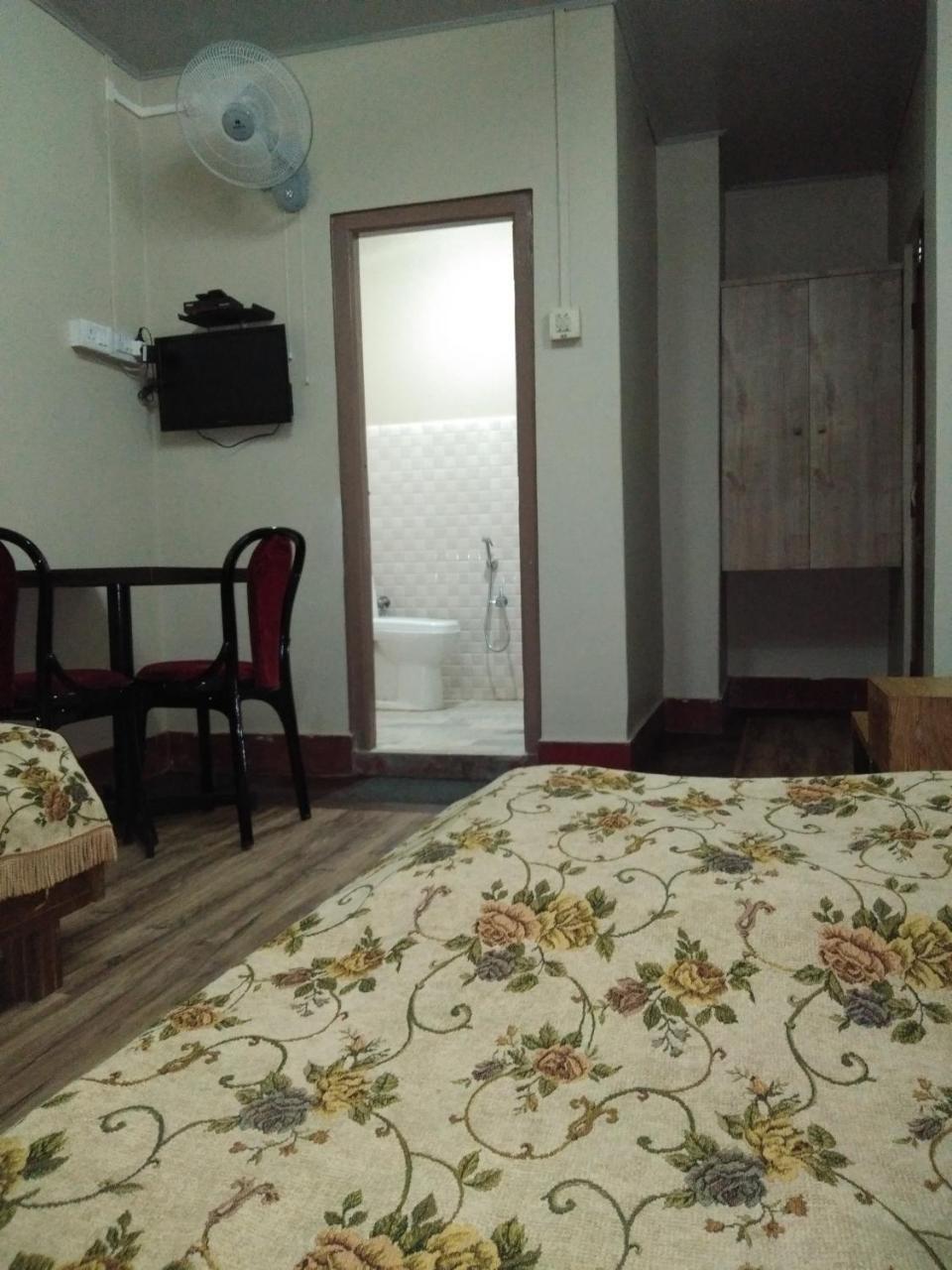 Hotel Pine Kohima Buitenkant foto